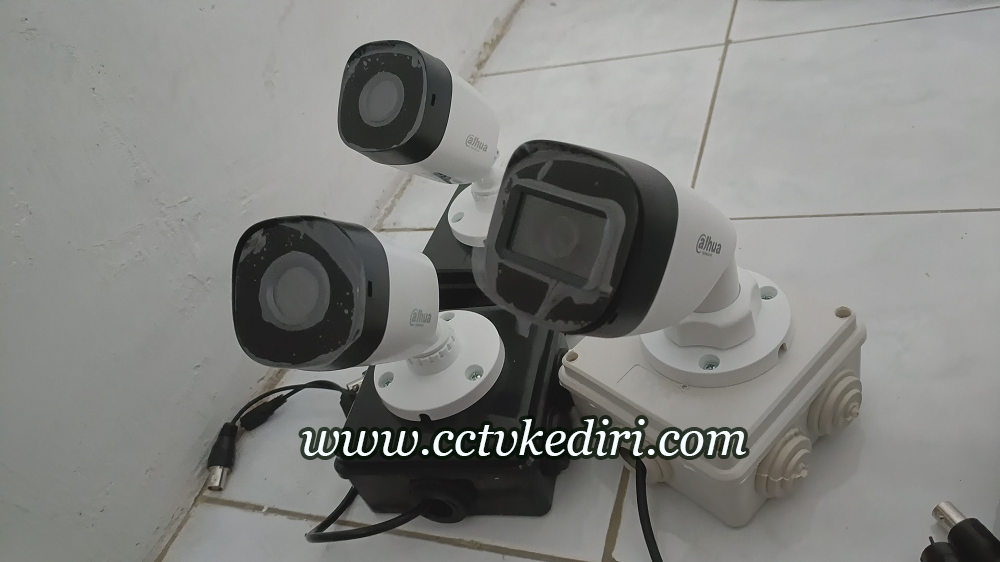 <p>Kamera CCTV dahua saat ini banyak yang menggunakannya untuk di tempatkan di gudang maupun tempat pribadi, karena kamera pengawas ini sangat membantu anda untuk memberikan informasi mengenai peristiwa yang terjadi di lokasi di saat tidak ada seorang pun yang mengetahui kejadian tersebut, dapatkan kamera lebih dari satu dengan harga murah.</p>